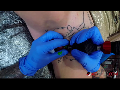 ❤️ Ekstremt tatoveret hottie Sully Savage fik en tatovering på sin klitoris ❤ Skøn porno at da.xxxpornolive.ru ❤